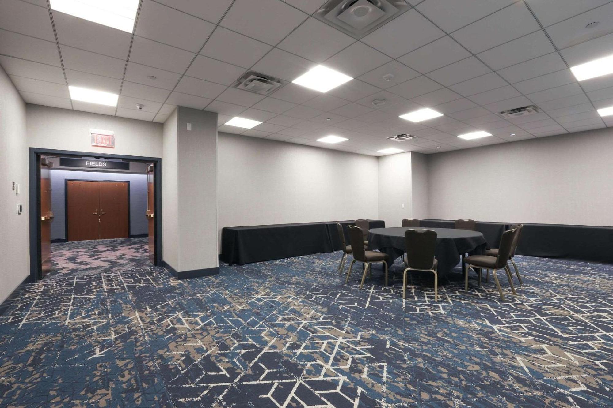 Radisson Plaza Hotel And Suites Kalamazoo Exterior foto
